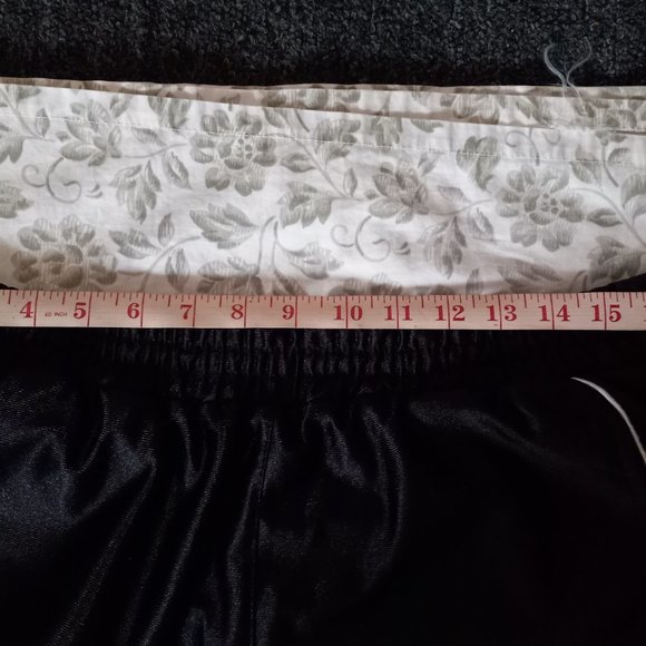 Black shorts. - Picture 7 of 8